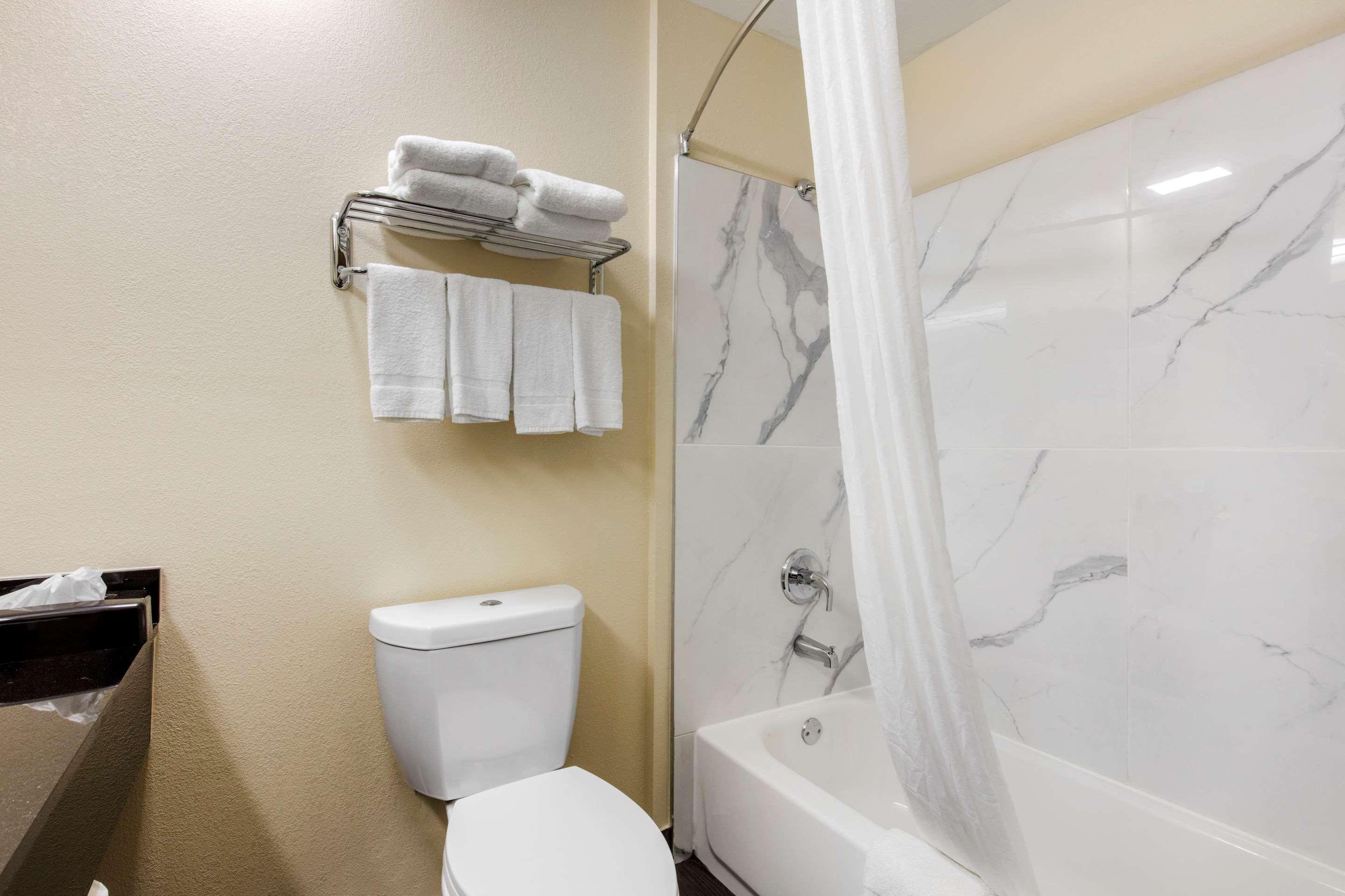 Quality Inn Cadiz Экстерьер фото