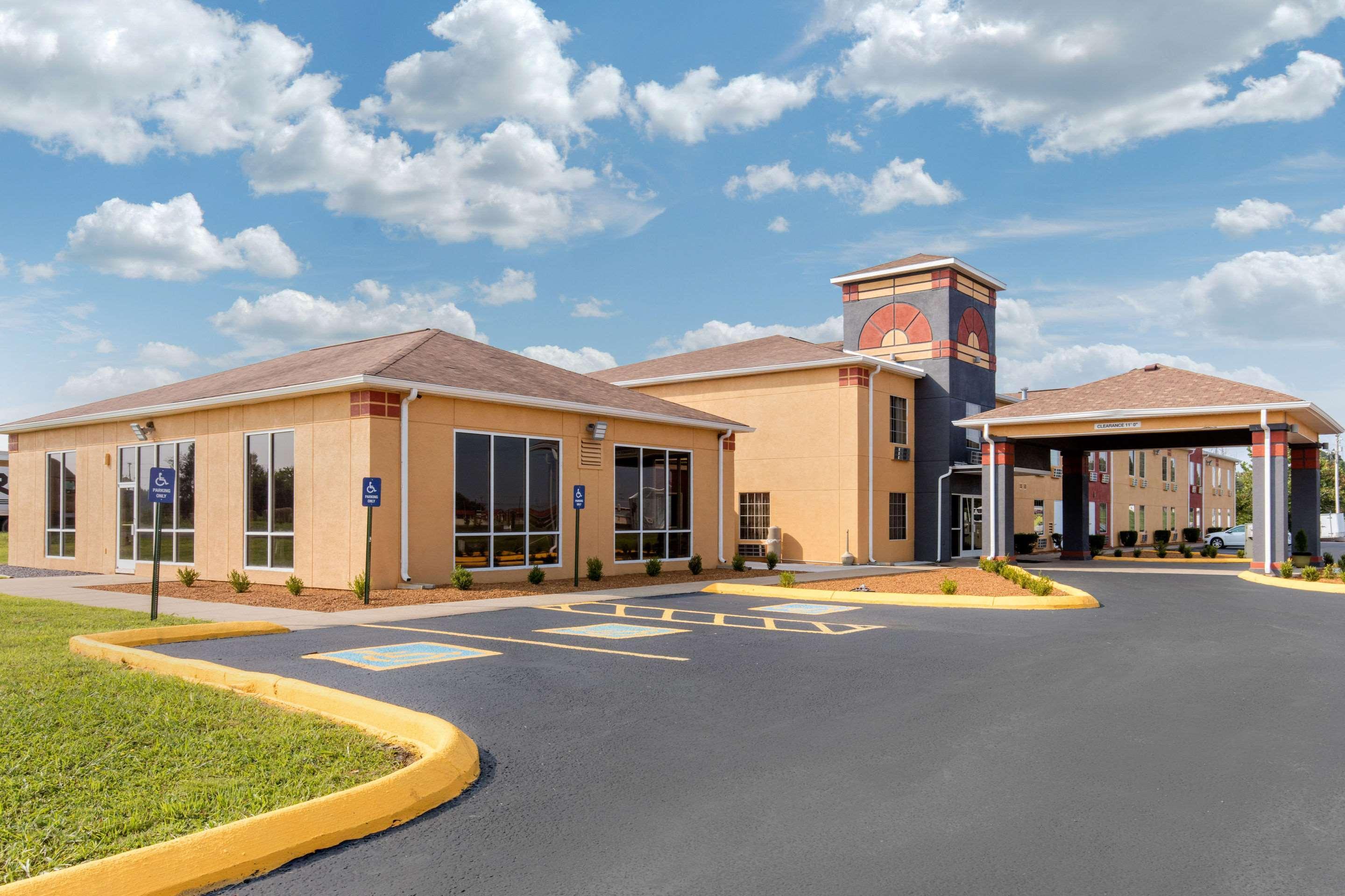 Quality Inn Cadiz Экстерьер фото